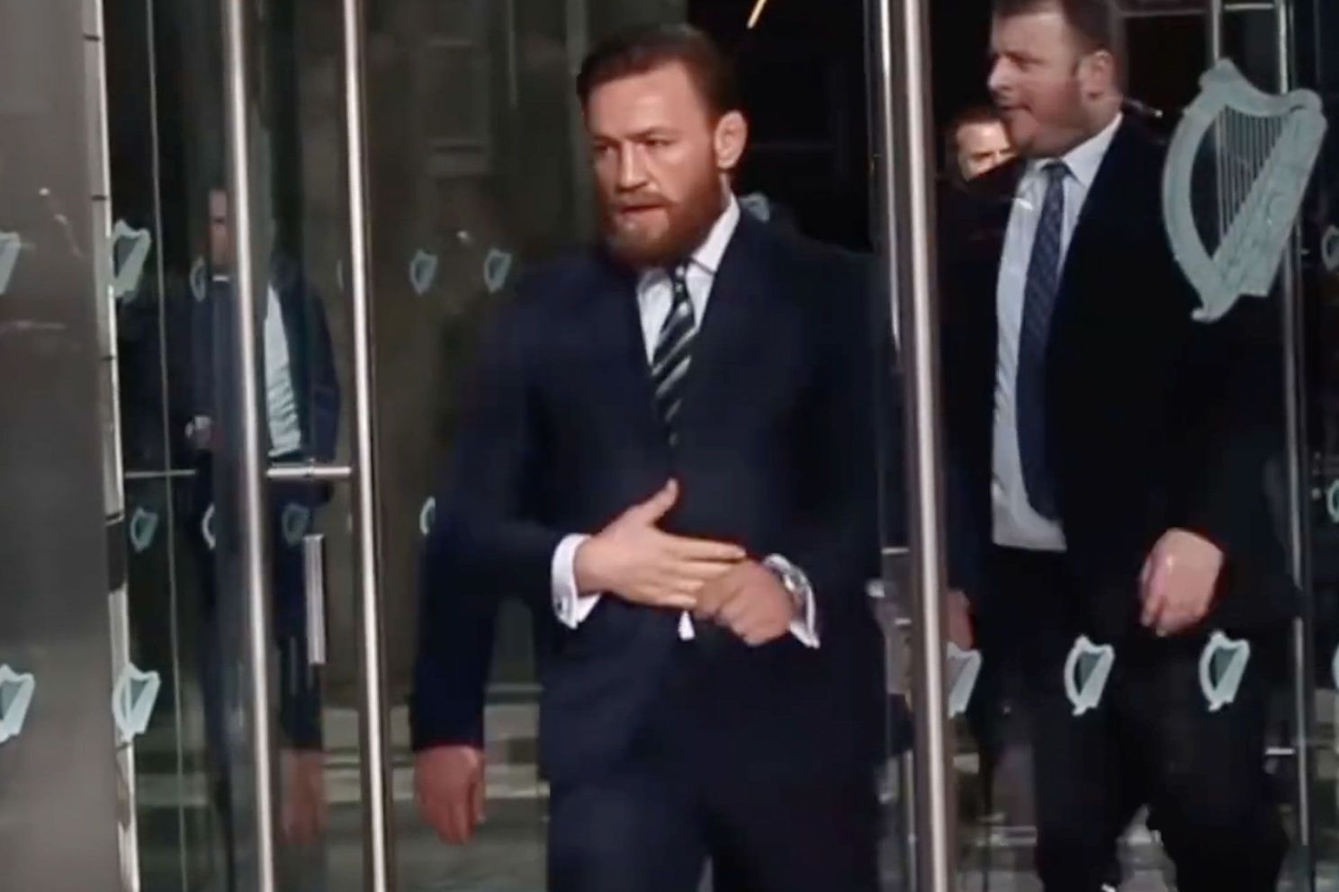 Schande! UFC-ster McGregor doet schokkende bekentenis tijdens rechtszaak