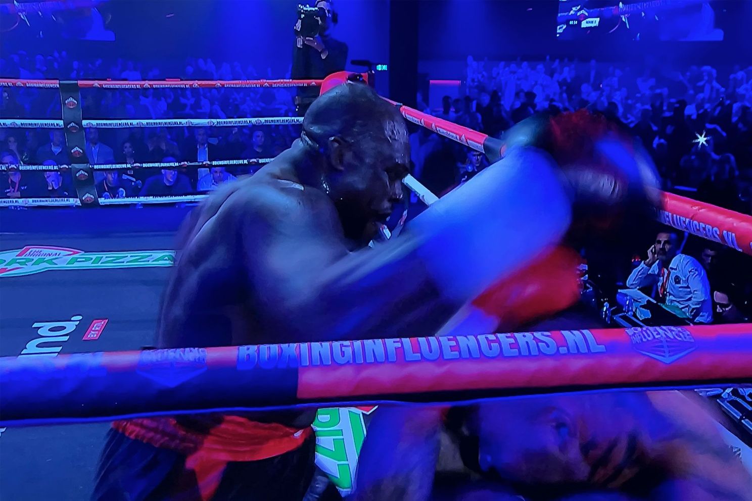 Melvin Manhoef slaat Dave Roelvink knock-out in spectaculaire ronde!