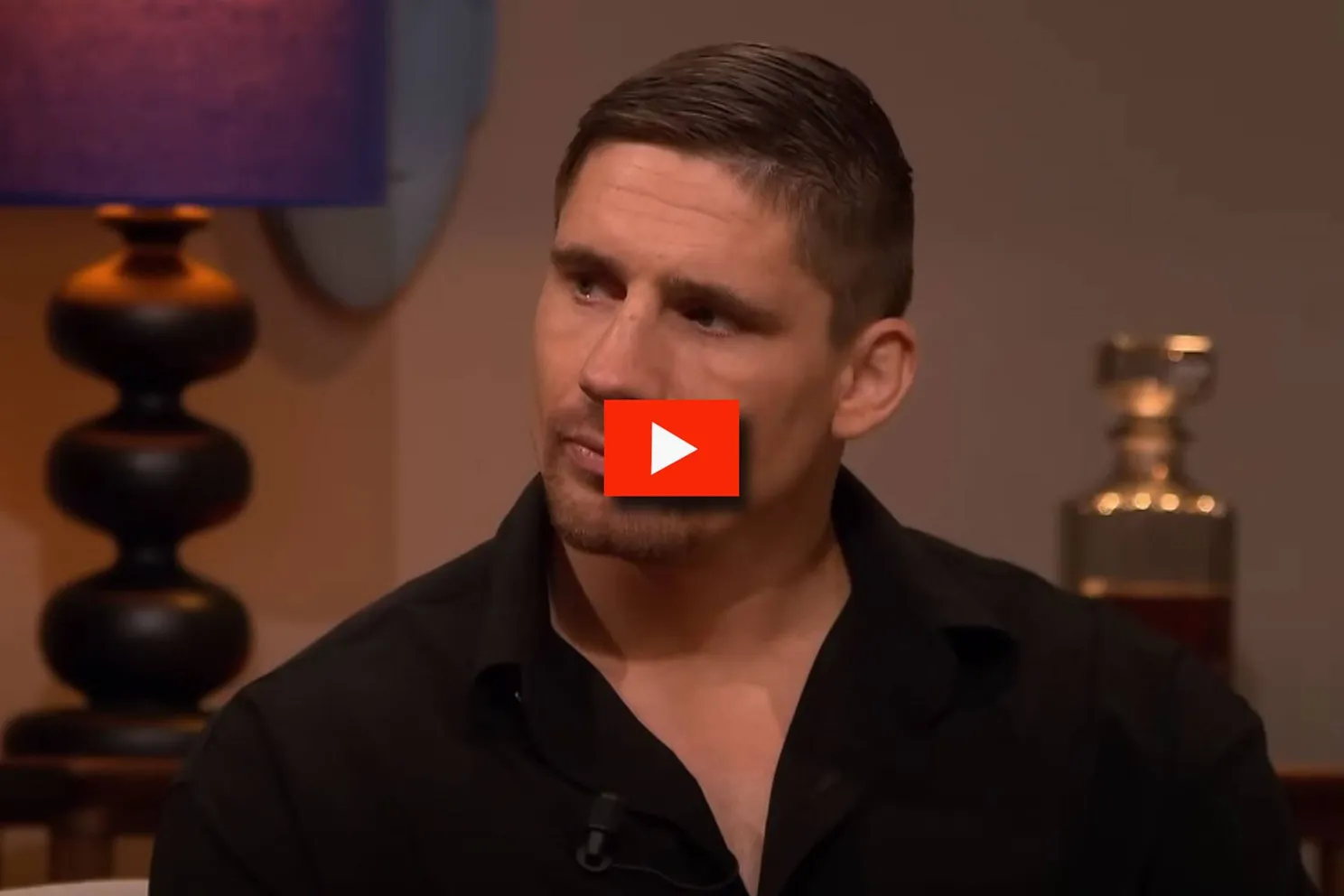 Rico Verhoeven huilt in tv programma