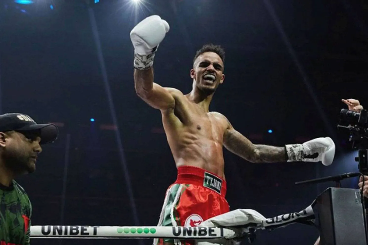 tyjani beztati loopt weg bij Glory