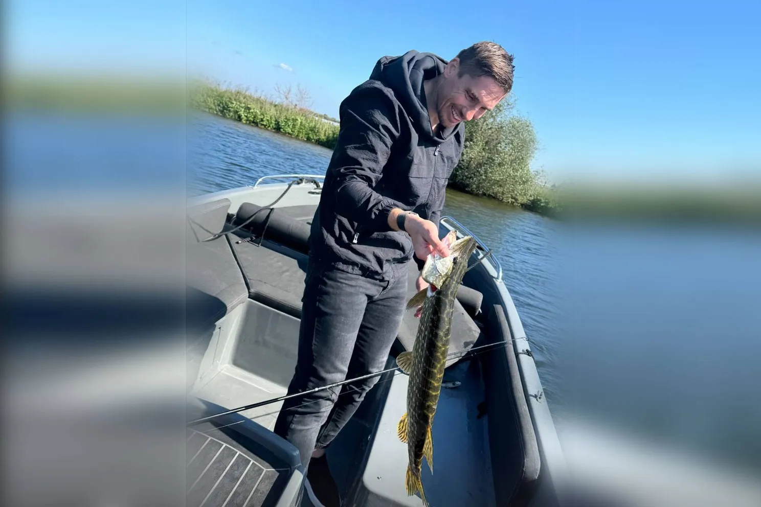 Rico Verhoeven vangt monsterlijke vis tijdens familie-uitje