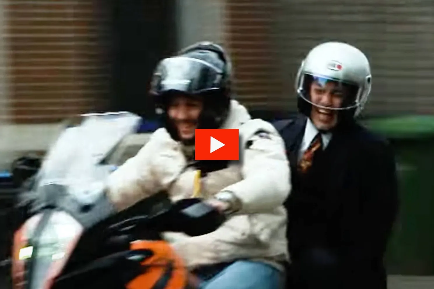 Thian de VRies op de motor met knotsgekke japanner