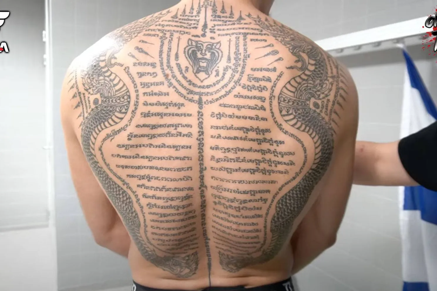 Thian ‘Tarzan’ de Vries over zijn spirituele tattoo: “25 uur pijn, kotsen, schreeuwen… maar het gaf me kracht”