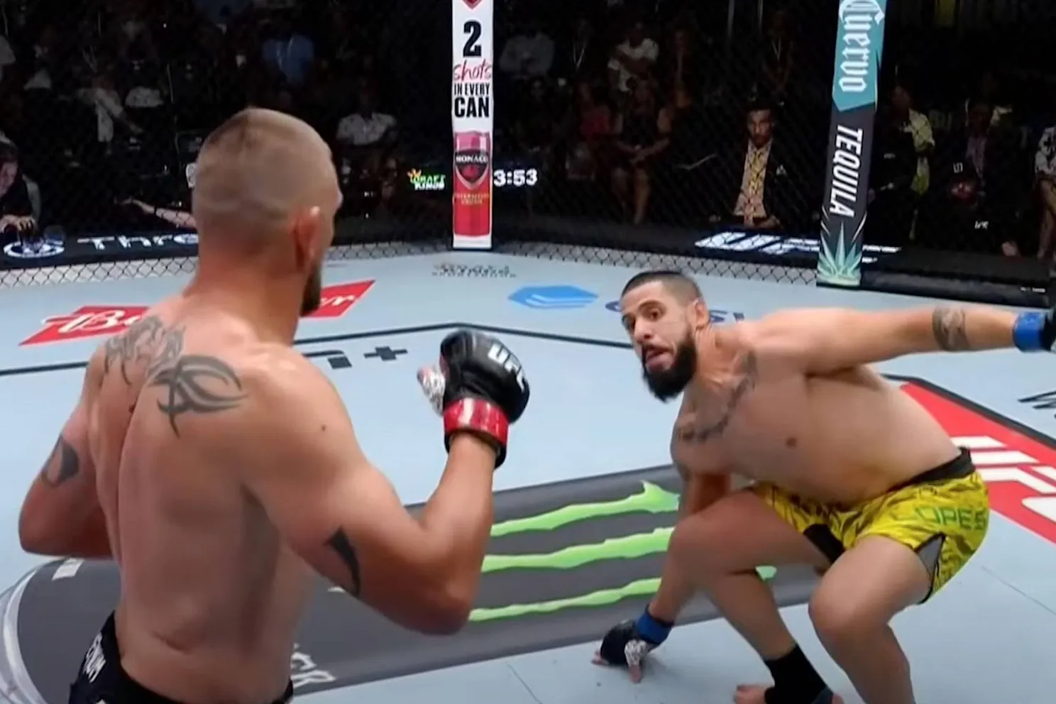 Ex Glory kickbokser (37) sloopt UFC tegenstander - zo deed hij het!