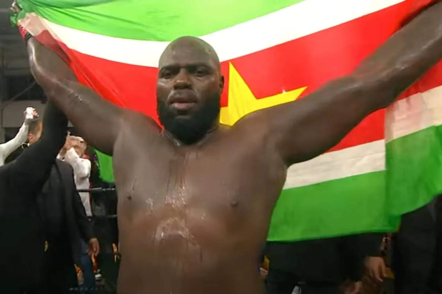 Ex UFC Bigi Boy slaat terug: spectaculaire knock-out bij DBX-debuut