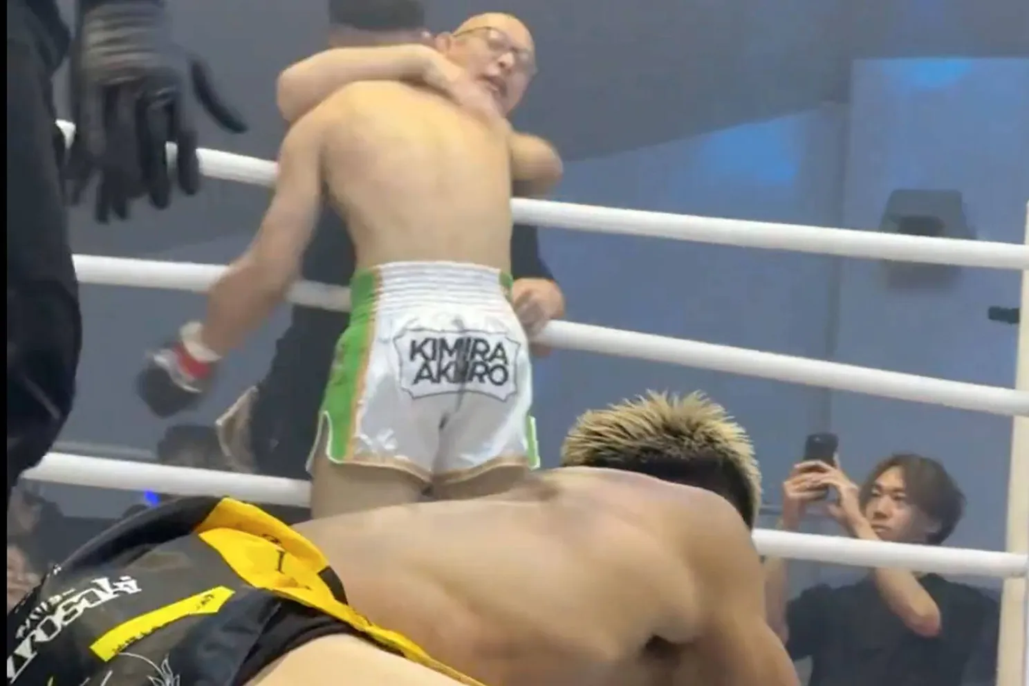 Alles mag - Dit is hoe kickboksen zonder regels eruitziet!