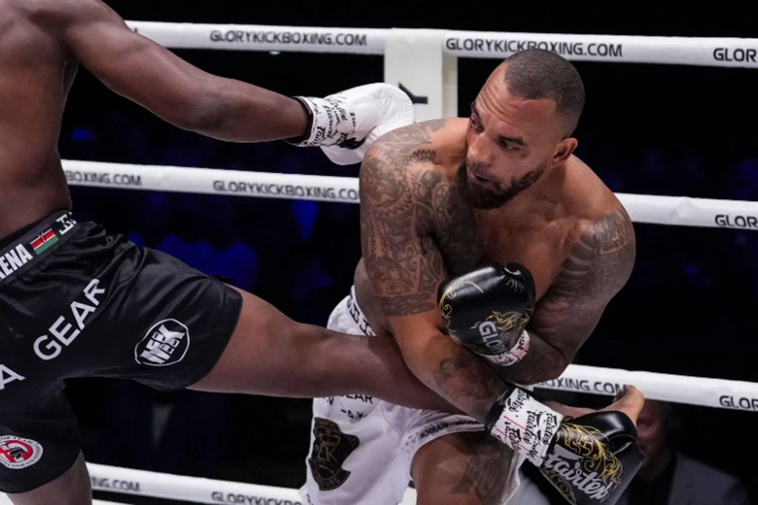 Gevaarlijk? Foto laat zien dat Glory kickbokser Koning groot risico liep in gevecht