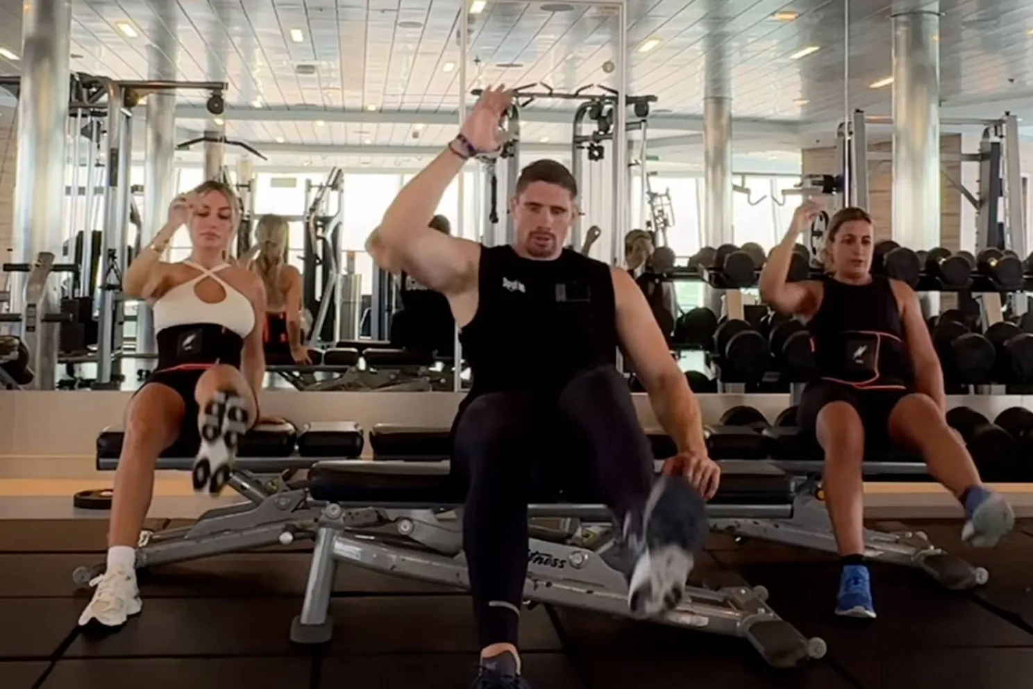 Rico Verhoeven traint als een beest tijdens luxe cruise met gezin