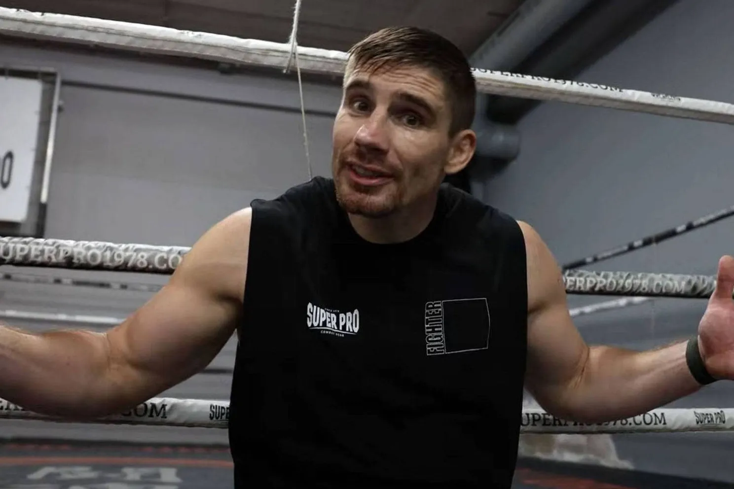 Rico Verhoeven viert mijlpaal - toont dat hij niet alleen in de ring wint