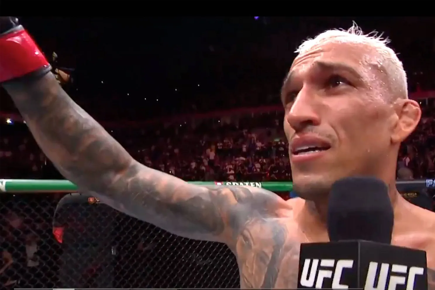 Keihard terug! UFC-ster Oliveira zet arena op zijn kop met recordzege in Rio