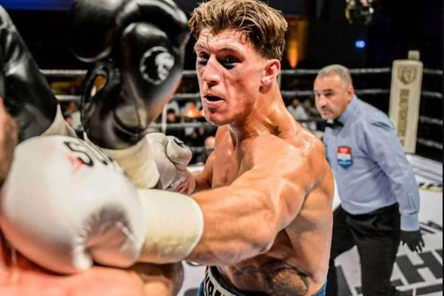 Boksheld Gradus Kraus slaat zichzelf keihard de geschiedenis in met knock-out in Rotterdam