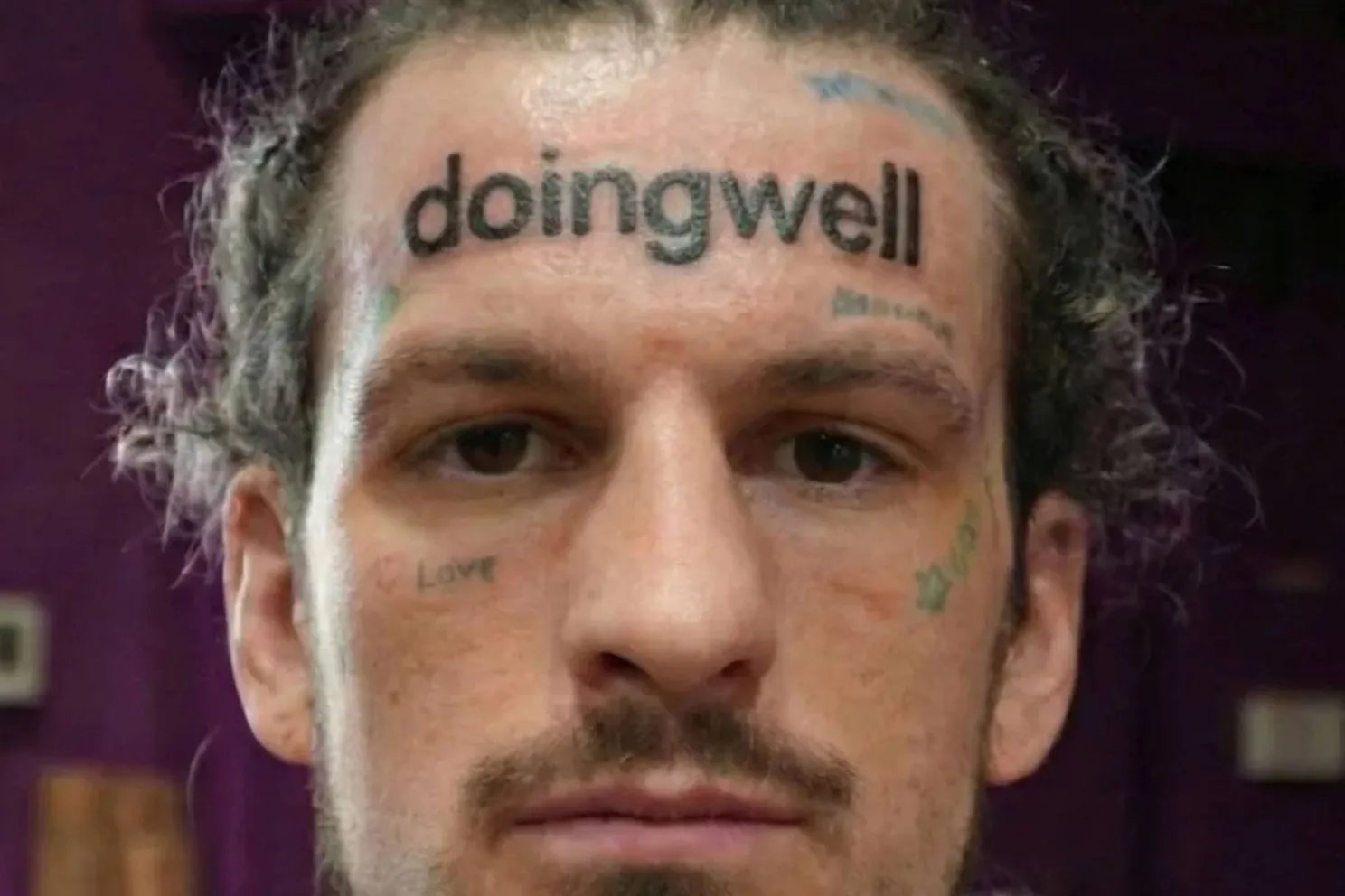 Doing Well: UFC-ster O’Malley zet bizarre voorhoofd-tattoo – kreeg er 8 cijfers voor