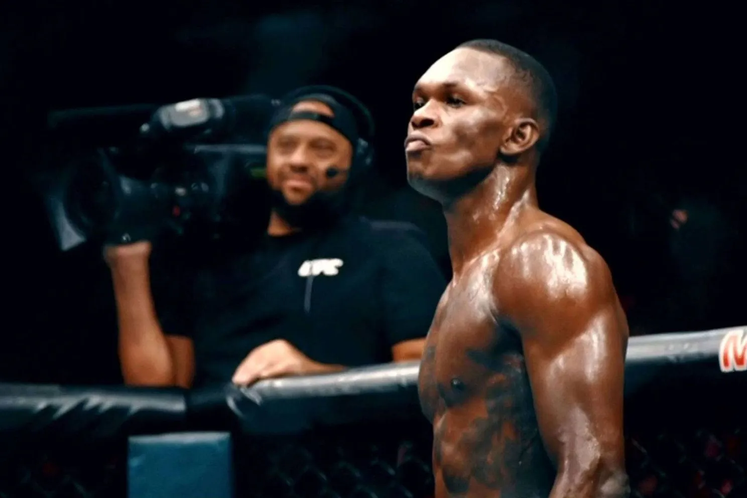 “Hij zet zijn reputatie op het spel”: Dricus du Plessis over clash Adesanya vs. Pyfer