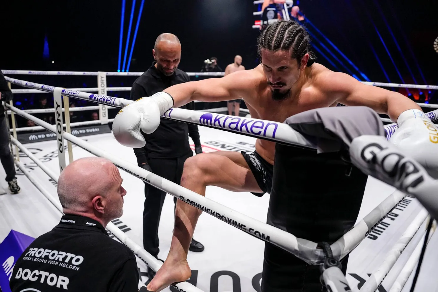 “Dit was karakter” – Glory Serviër Milos vecht zich door pijn heen