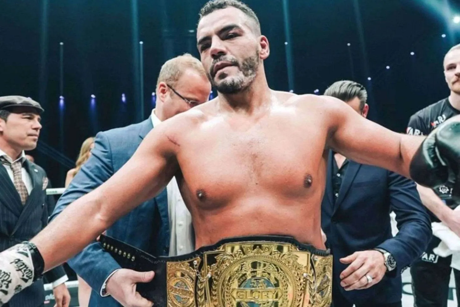 Glory pakt wereldtitel Tarik Khbabez af, kampioen boos: ‘Ik heb niets geweigerd’