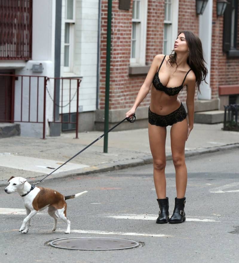 Emily Ratajkowski schiet voor DKNY lingerie in New York