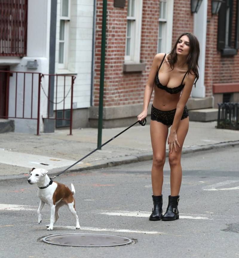 Emily Ratajkowski schiet voor DKNY lingerie in New York