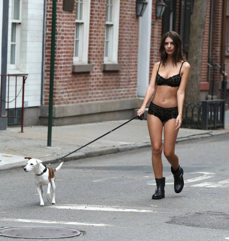 Emily Ratajkowski schiet voor DKNY lingerie in New York