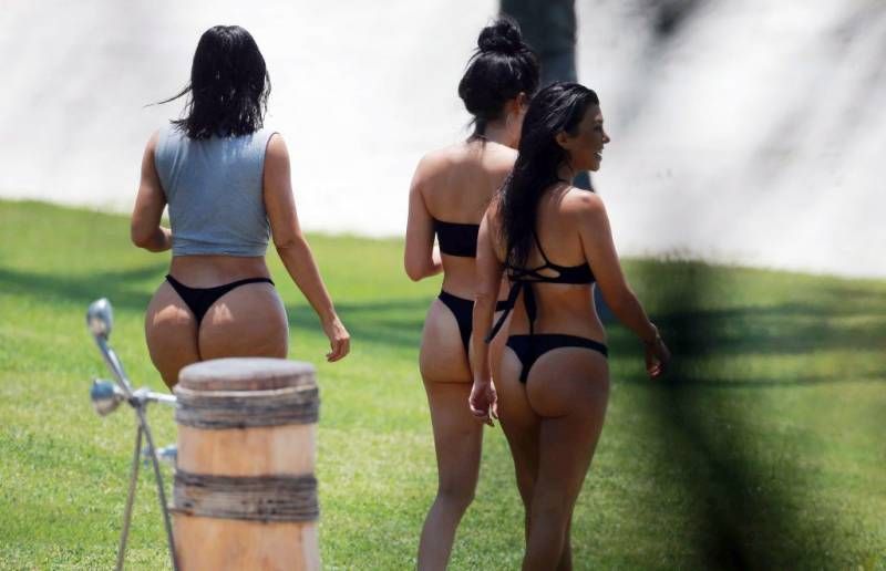 Onbewerkte foto’s van de bolle bips van Kim Kardashian nader bekeken