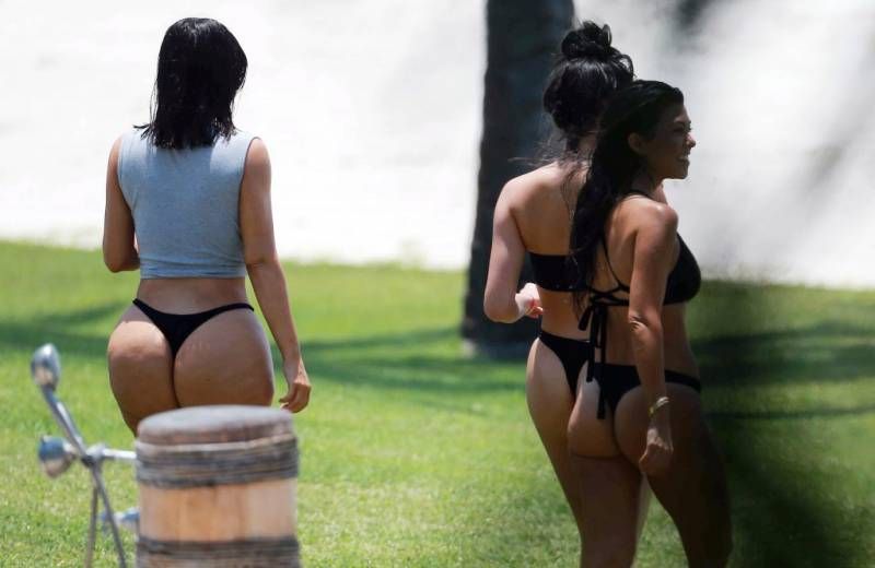 Onbewerkte foto’s van de bolle bips van Kim Kardashian nader bekeken