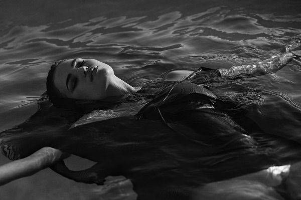 Nederlands model Robin Marjolein Holzken voor Duitse Cosmo