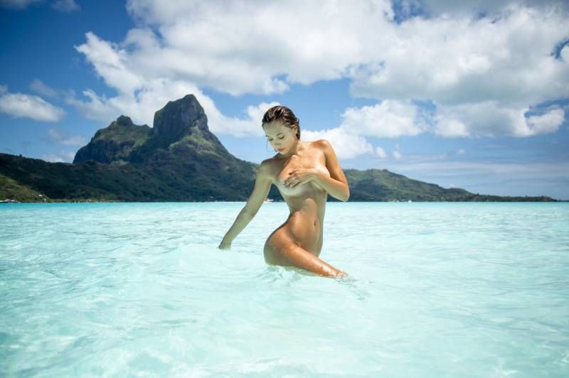 Alexis Ren op Bora Bora gekiekt door Kim Akrich