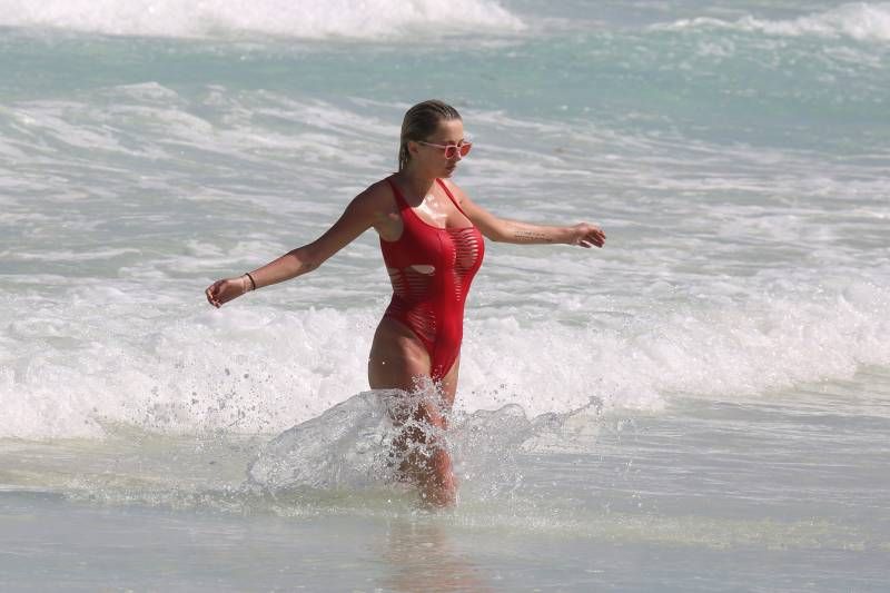 Caroline Vreeland doet Tulum in Baywatch style