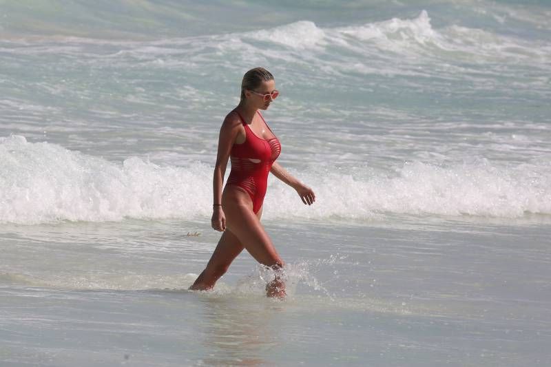 Caroline Vreeland doet Tulum in Baywatch style