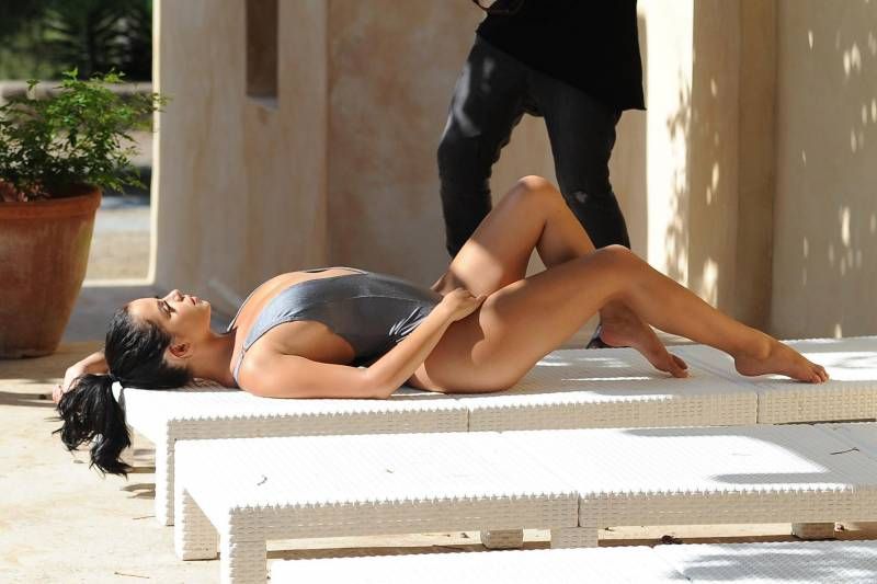 Sexy Demi Rose in lingerie en badkleding