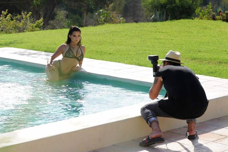 Sexy Demi Rose in lingerie en badkleding