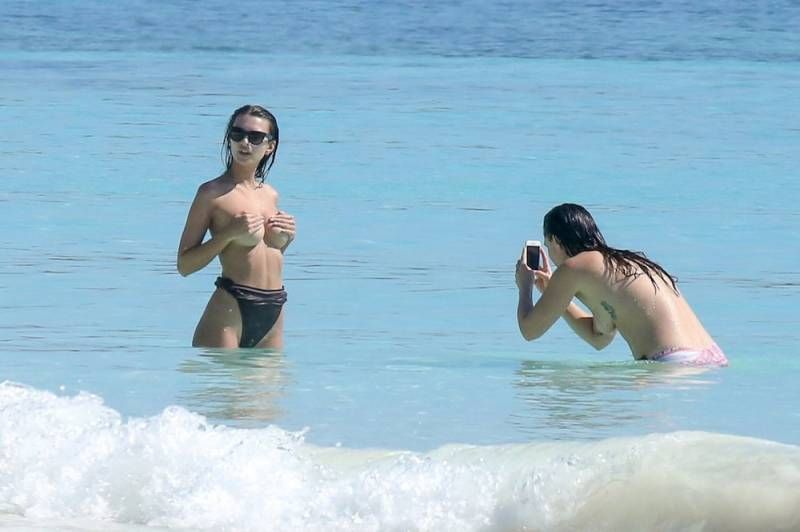 Topless Emily Ratajkowski vermaakt zich wel in Cancun