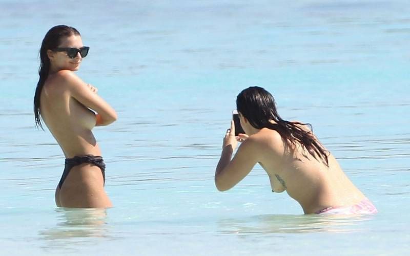 Topless Emily Ratajkowski vermaakt zich wel in Cancun