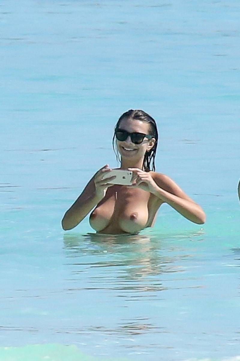 Topless Emily Ratajkowski vermaakt zich wel in Cancun