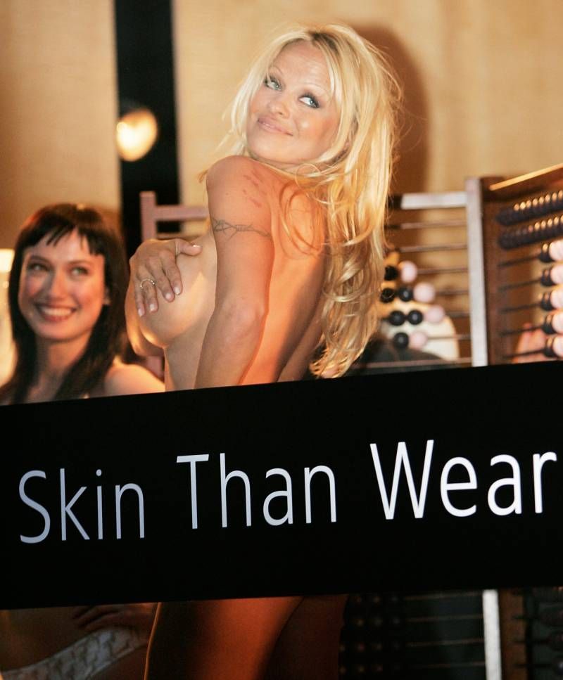 Pamela Anderson topless in actie voor PETA