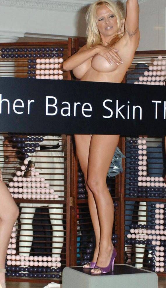 Pamela Anderson topless in actie voor PETA