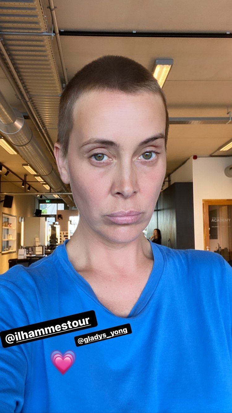 Anouk laat zichzelf een iets wat kortere coupe aanmeten