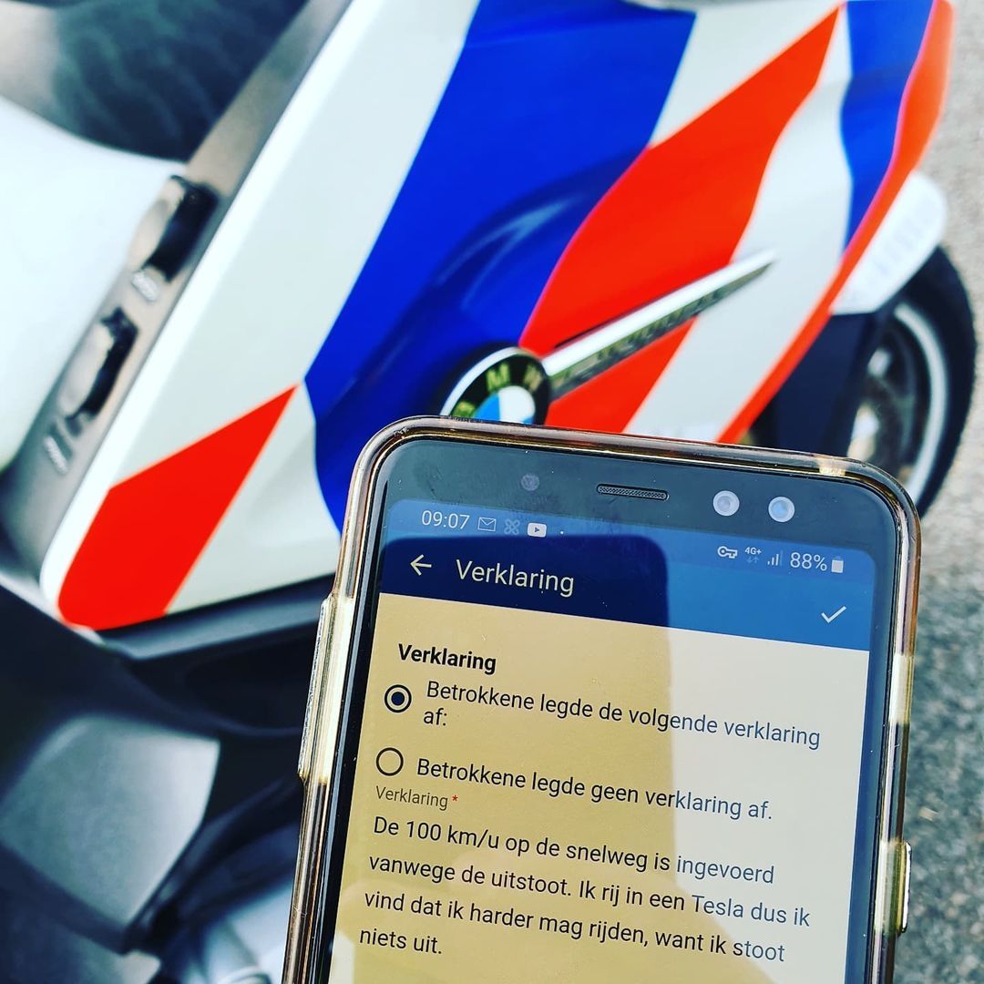 LOL! Tesla rijder vindt dat hij te hard mag rijden vanwege minder uitstoot