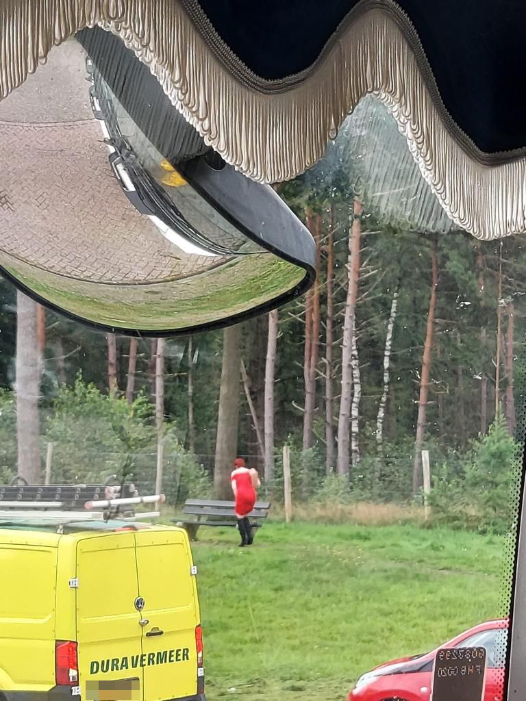 Vrouw moet even bijkomen van "rondleiding" in busje