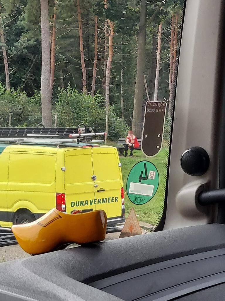 Vrouw moet even bijkomen van "rondleiding" in busje