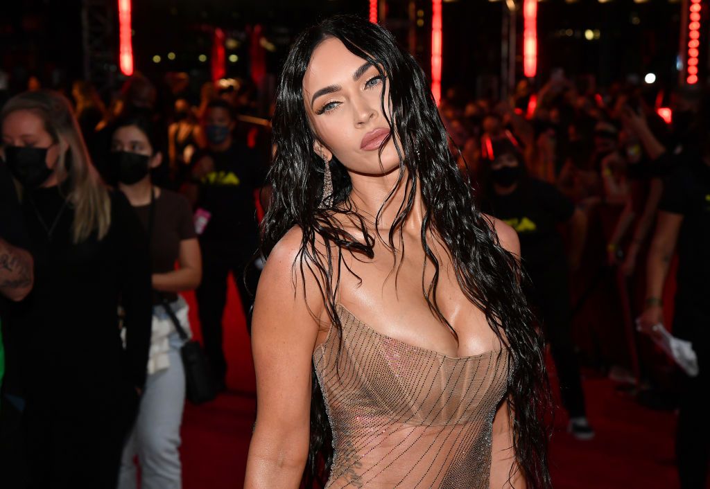 We moeten het hebben over de doorschijnende jurk van Megan Fox op de MTV VMA's