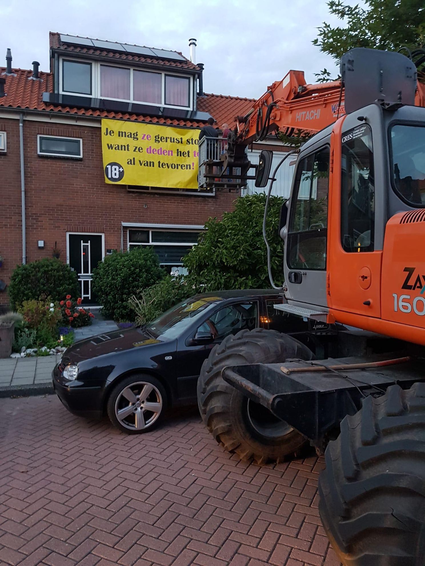 Collega's hangen spandoek op bij huis pasgetrouwd stel in Driebruggen