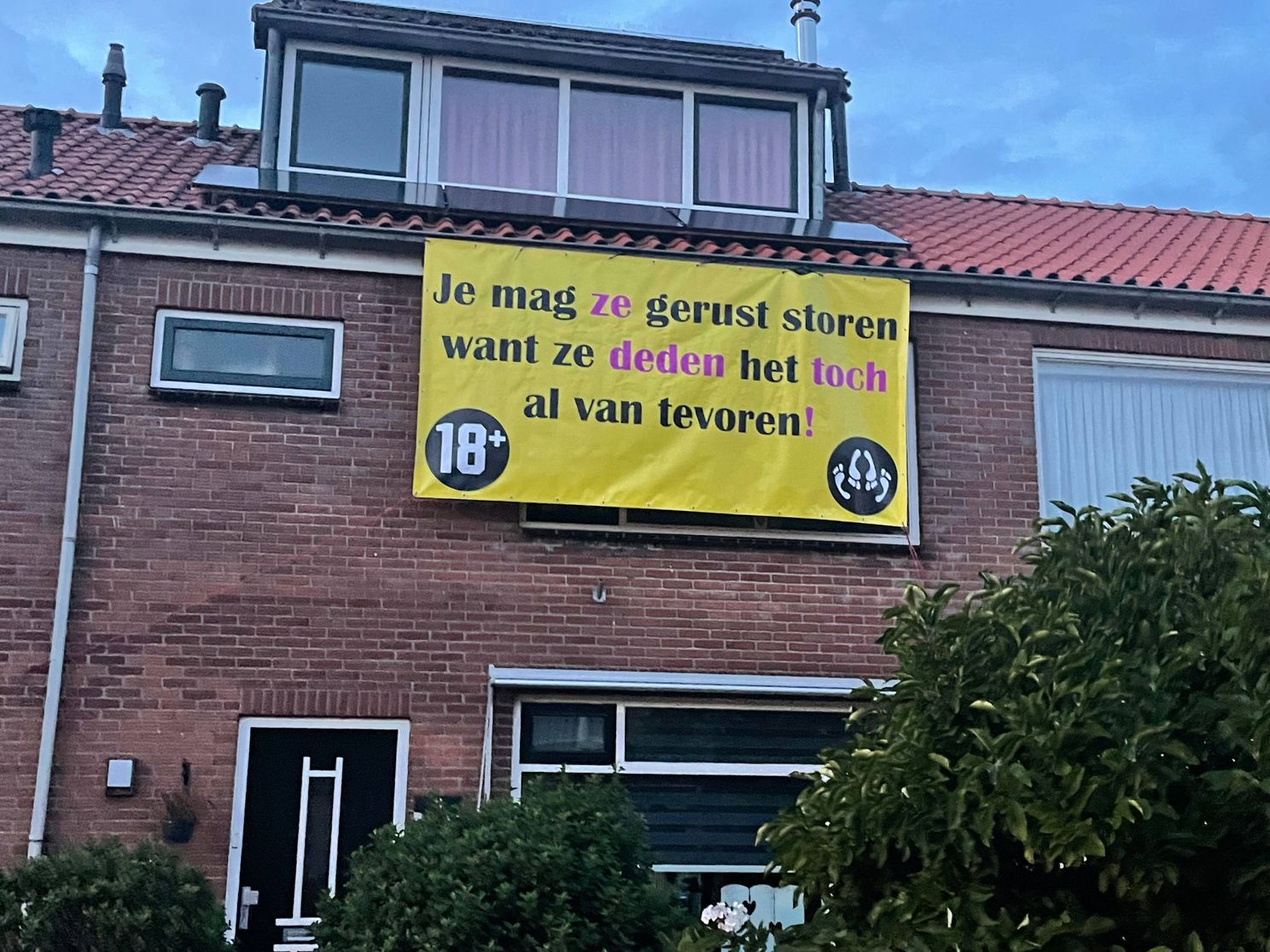 Collega's hangen spandoek op bij huis pasgetrouwd stel in Driebruggen