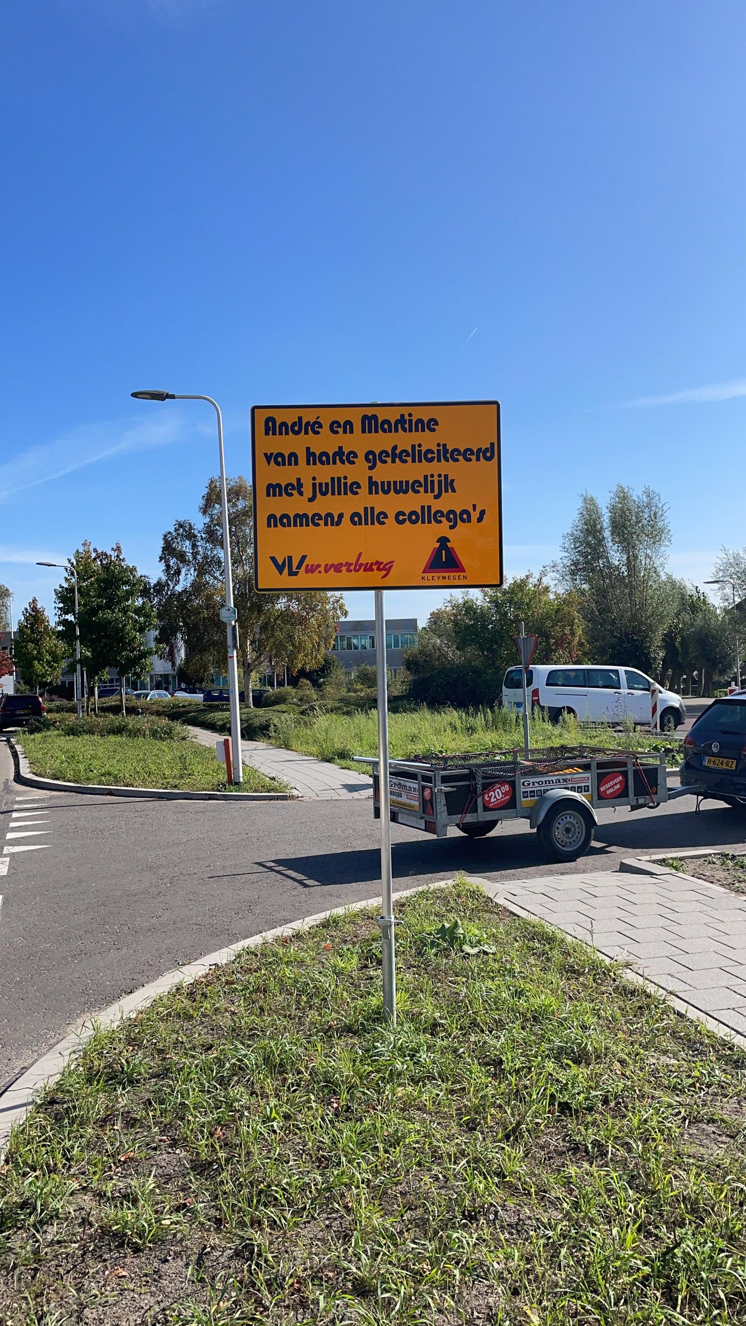 Collega's hangen spandoek op bij huis pasgetrouwd stel in Driebruggen