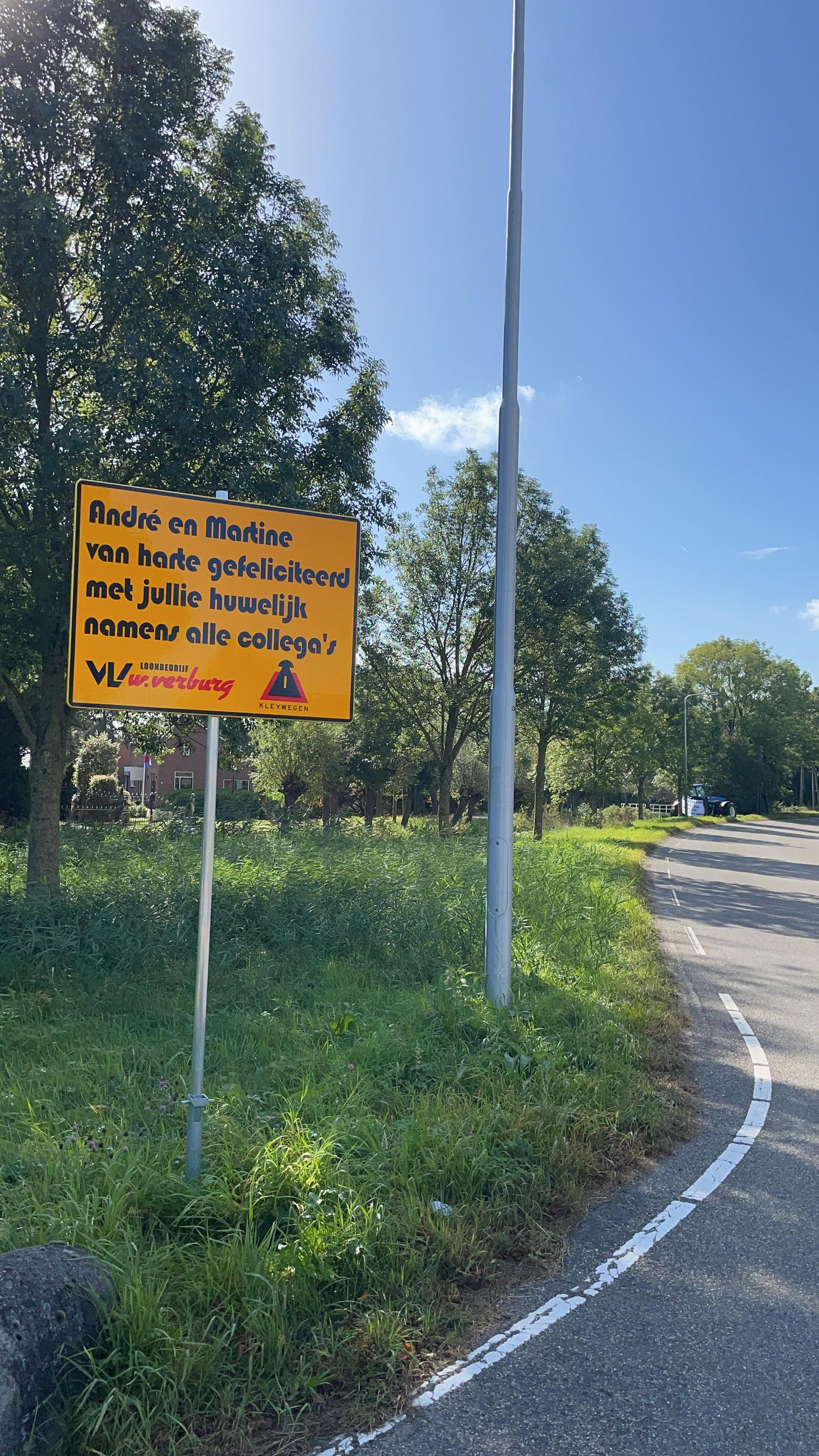 Collega's hangen spandoek op bij huis pasgetrouwd stel in Driebruggen