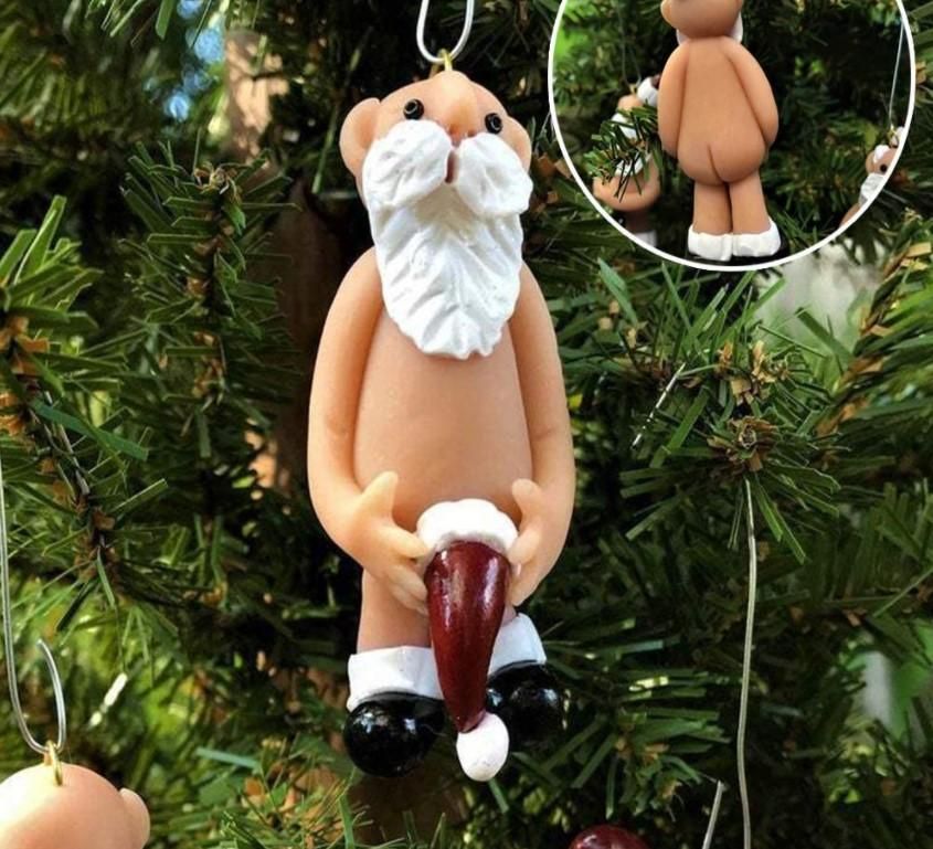Hilarische en gewaagde kerstman en kerstvrouw voor in de kerstboom gaan viraal