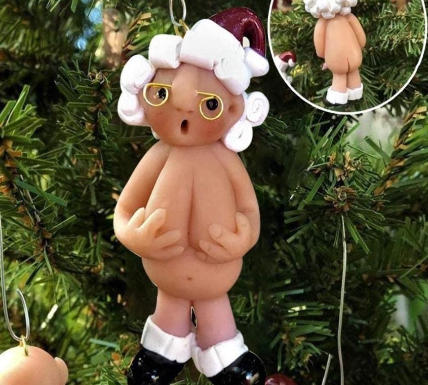 Hilarische en gewaagde kerstman en kerstvrouw voor in de kerstboom gaan viraal