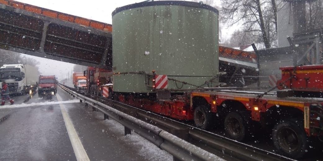 Loopbrug tijdelijk buitengebruik met dank aan vrachtwagen en oversized lading