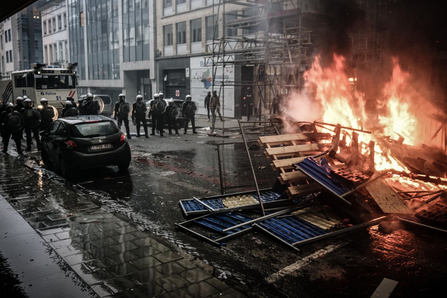 Het coronaprotest in het Belgische Brussel is ook gigantisch uit de hand gelopen