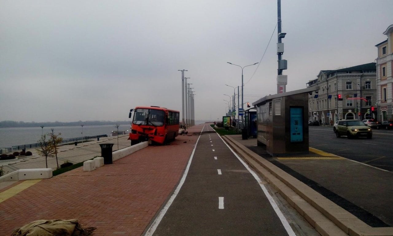 Bus vliegt uit de bocht en jongedame moest rennen voor haar leven