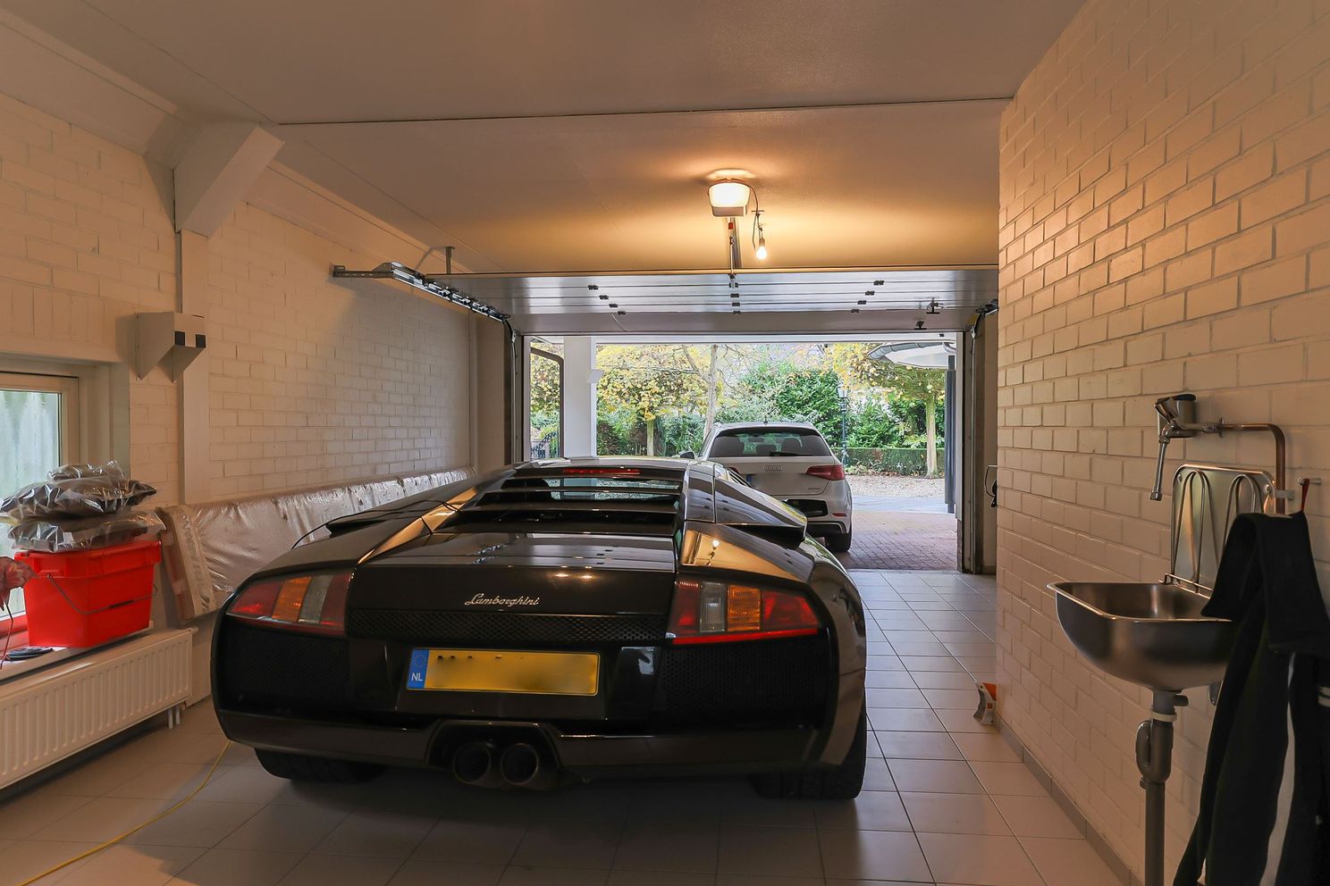 Huis in Groningse Wildervank is mooi, maar de Lamborghini Murcielago in de garage is mooier